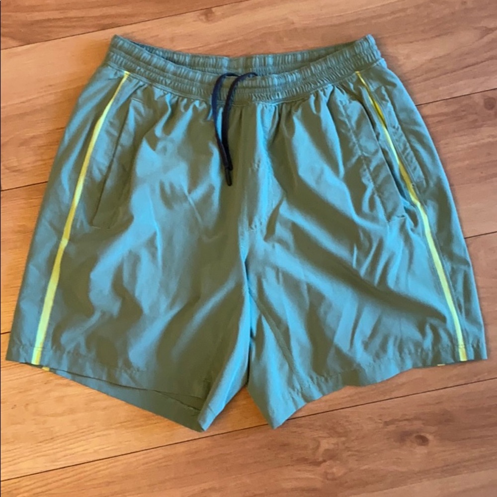 Men’s lululemon pacebreaker short, size medium